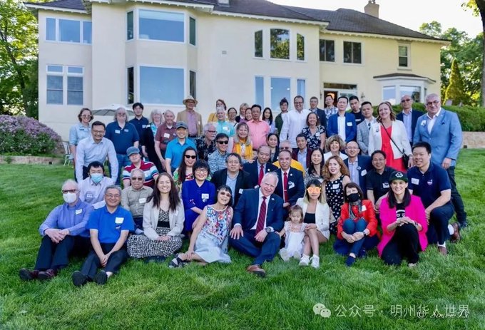 Walz at a June 2022 gubernatorial fundraiser with Bingwen Yan and Deng Qing, among other Minnesota OCSC associates.