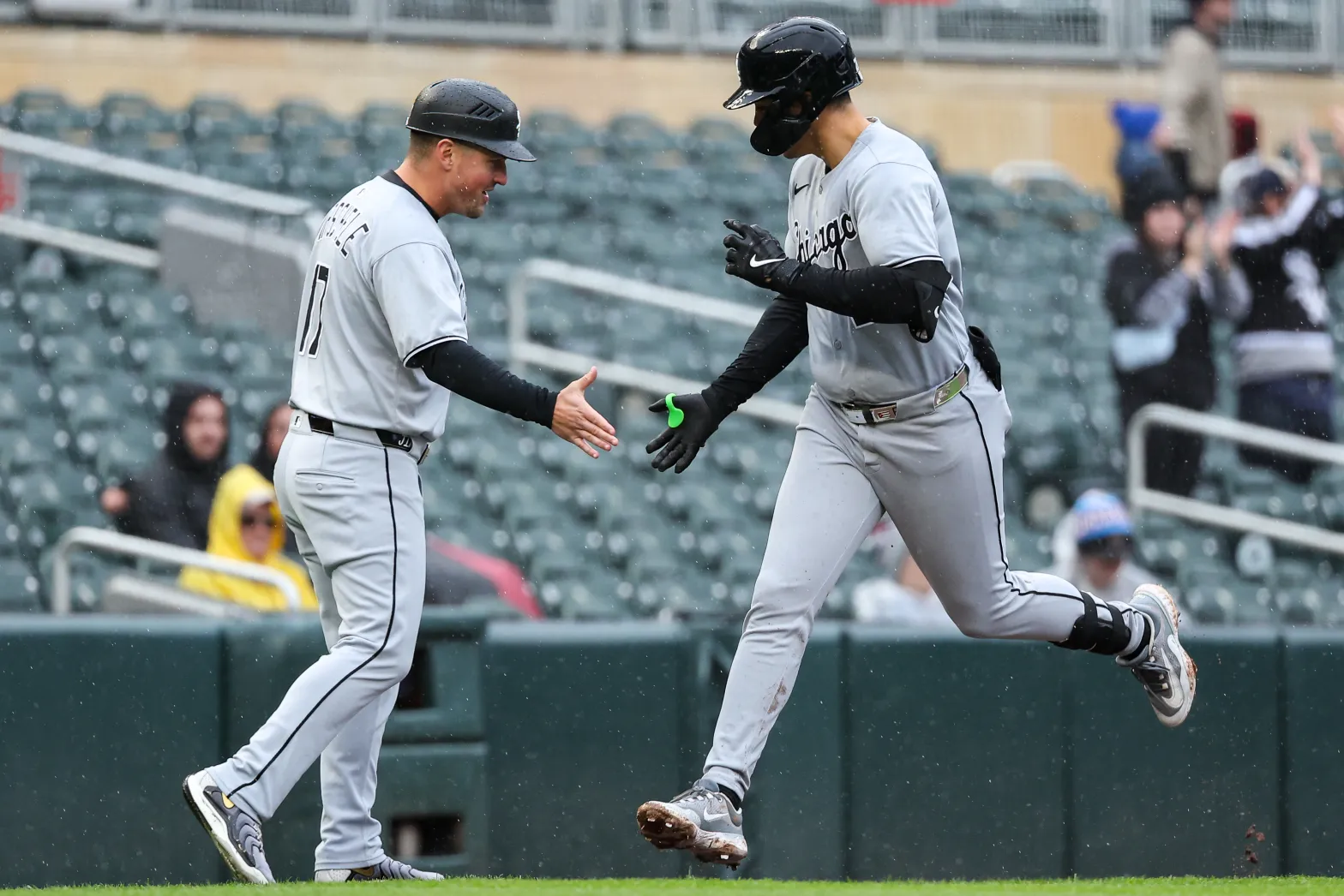 Twins drop rain-shortened game to White Sox Twins drop rain-shortened game to White Sox