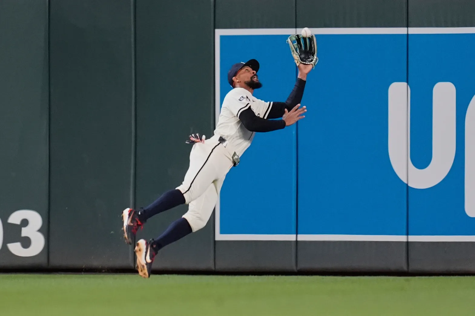 Buxton’s game-saving catch helps Twins beat White Sox Buxton’s game-saving catch helps Twins beat White Sox